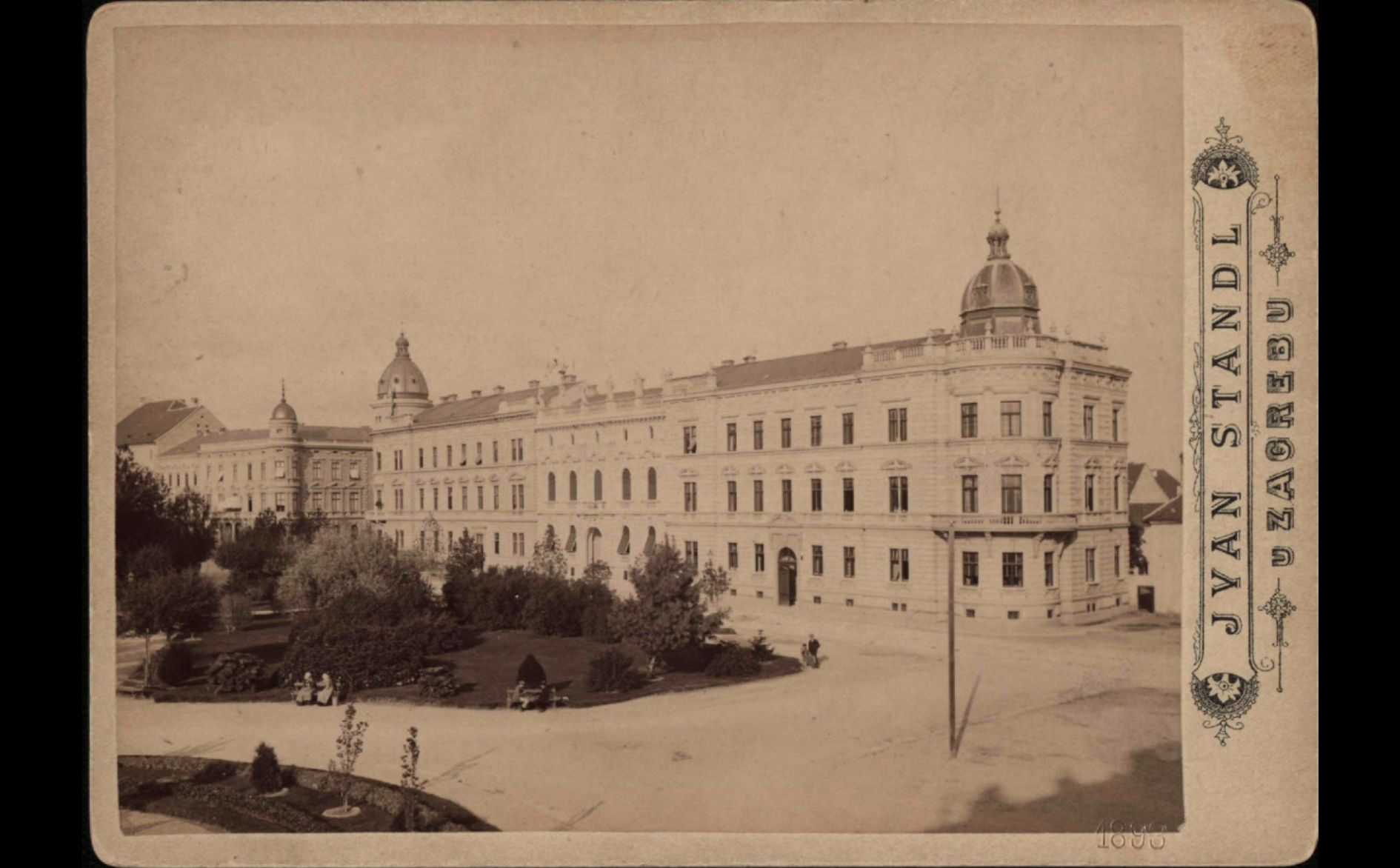 Akademički trg (današnji Trg Josipa Juraja Strossmayera) 1893. godine (Foto Ivan Standl) istočna strana
